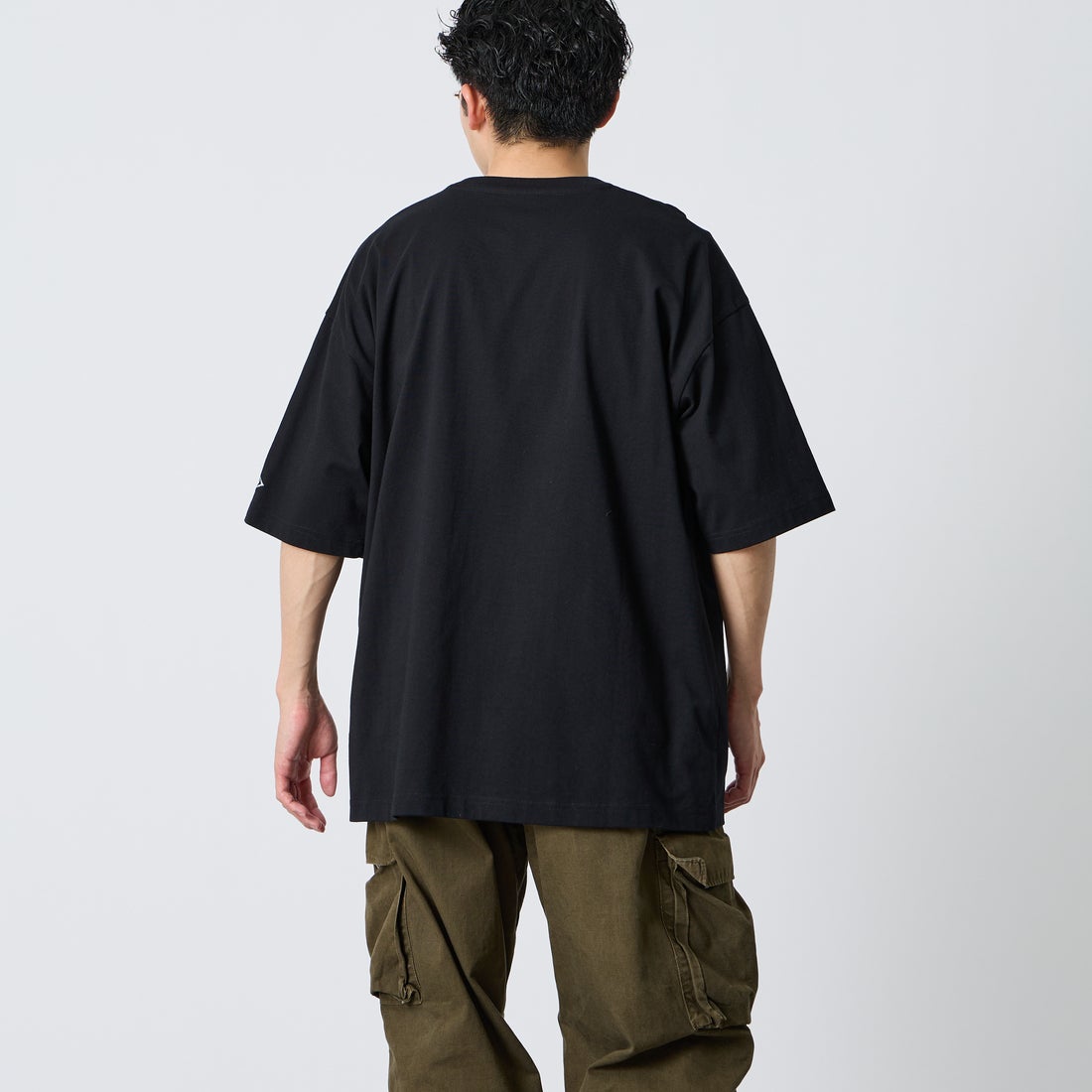 UMBRO [アンブロ] 別注 ワンポイント刺繍ロゴ ショートスリーブTシャツ [UMNK26SS-PO03-JF] BLACK &&モデル身長：168cm 着用サイズ：L&&