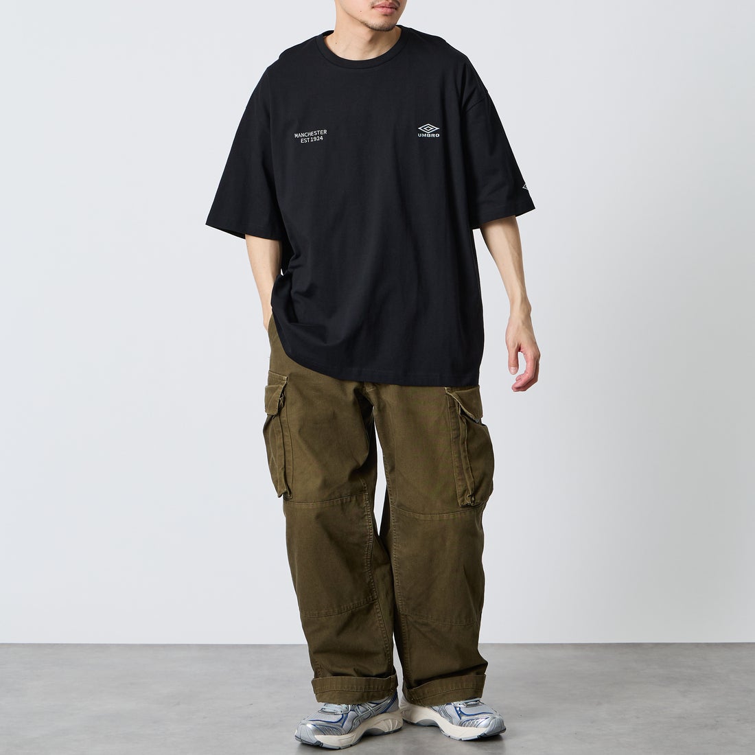 UMBRO [アンブロ] 別注 ワンポイント刺繍ロゴ ショートスリーブTシャツ [UMNK26SS-PO03-JF] BLACK &&モデル身長：168cm 着用サイズ：L&&
