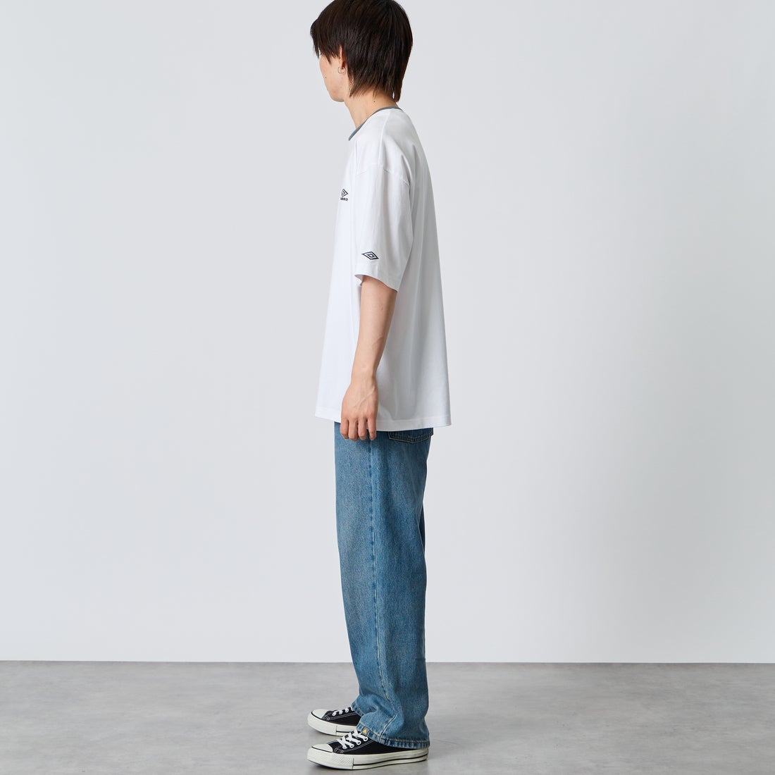 UMBRO [アンブロ] 別注 ワンポイント刺繍ロゴ ショートスリーブTシャツ [UMNK26SS-PO03-JF] WHITE &&モデル身長：177cm 着用サイズ：L&&