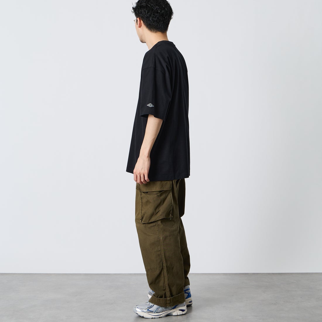 UMBRO [アンブロ] 別注 ワンポイント刺繍ロゴ ショートスリーブTシャツ [UMNK26SS-PO03-JF] BLACK &&モデル身長：168cm 着用サイズ：L&&