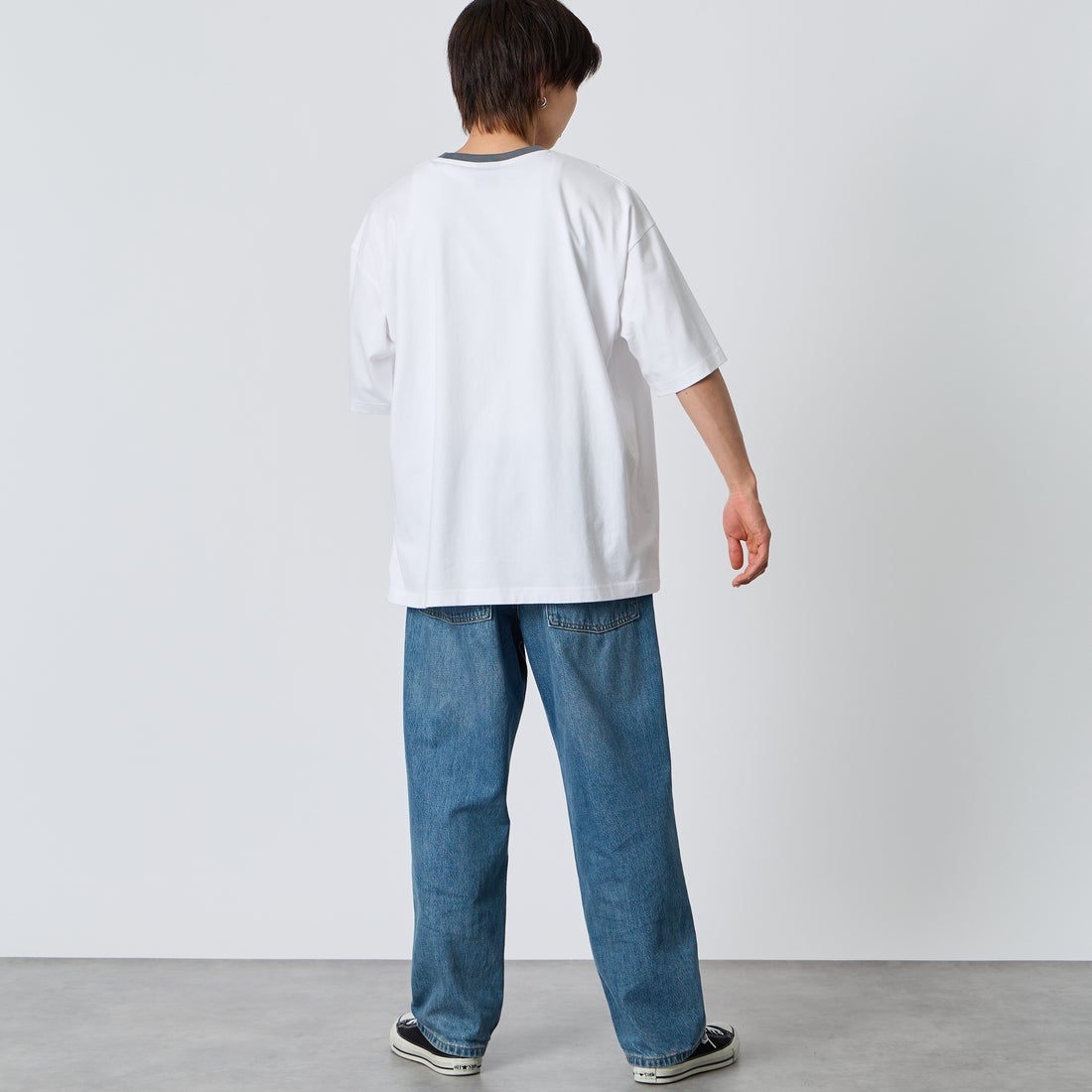 UMBRO [アンブロ] 別注 ワンポイント刺繍ロゴ ショートスリーブTシャツ [UMNK26SS-PO03-JF] WHITE &&モデル身長：177cm 着用サイズ：L&&