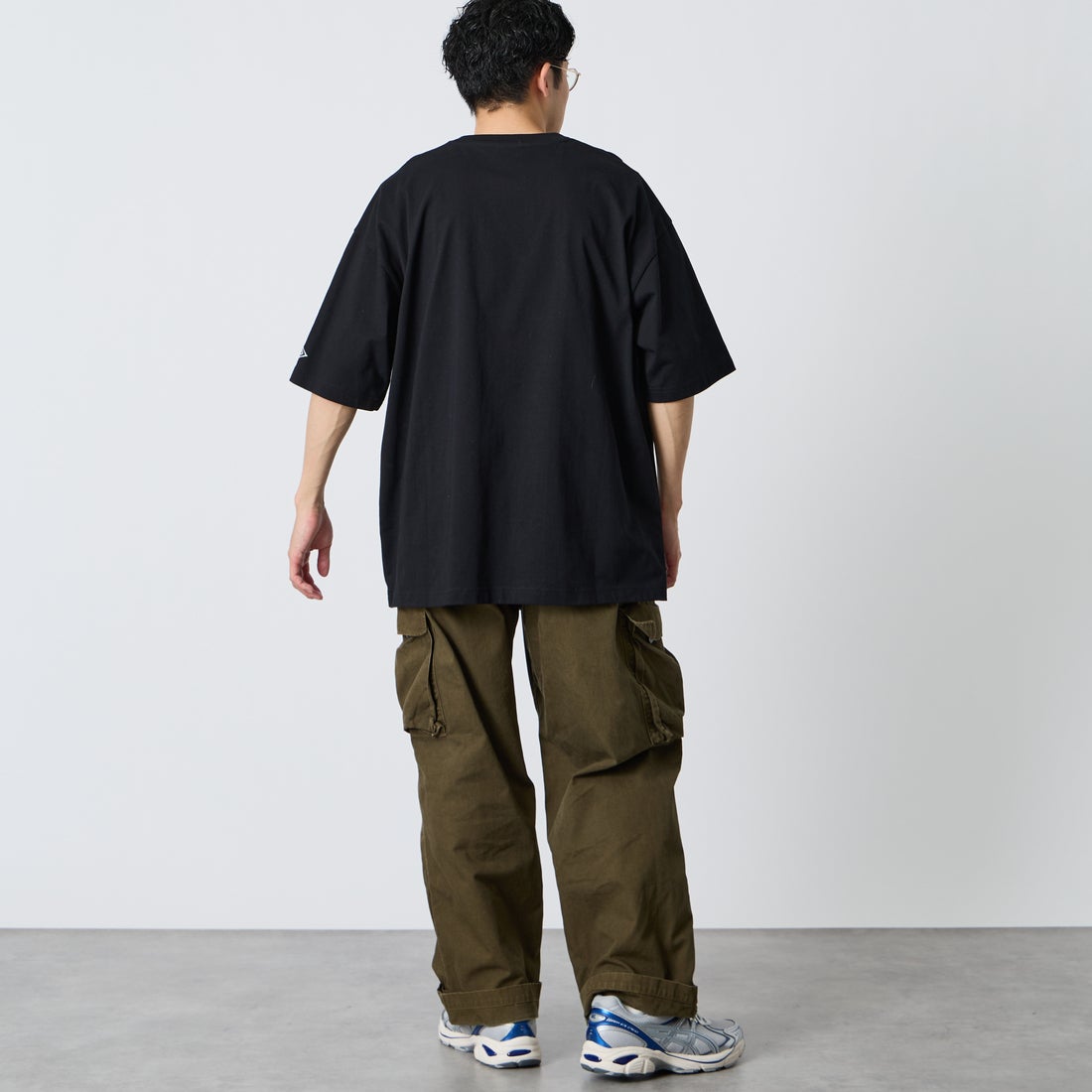 UMBRO [アンブロ] 別注 ワンポイント刺繍ロゴ ショートスリーブTシャツ [UMNK26SS-PO03-JF] BLACK &&モデル身長：168cm 着用サイズ：L&&