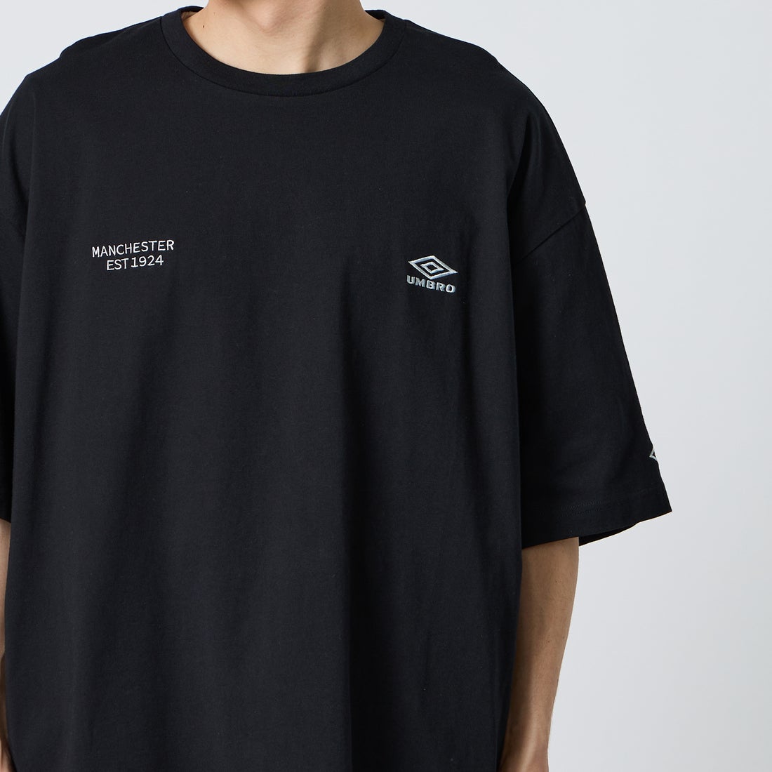 UMBRO [アンブロ] 別注 ワンポイント刺繍ロゴ ショートスリーブTシャツ [UMNK26SS-PO03-JF] BLACK