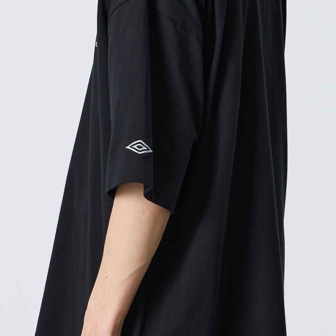 UMBRO [アンブロ] 別注 ワンポイント刺繍ロゴ ショートスリーブTシャツ [UMNK26SS-PO03-JF] WHITE &&モデル身長：177cm 着用サイズ：L&&
