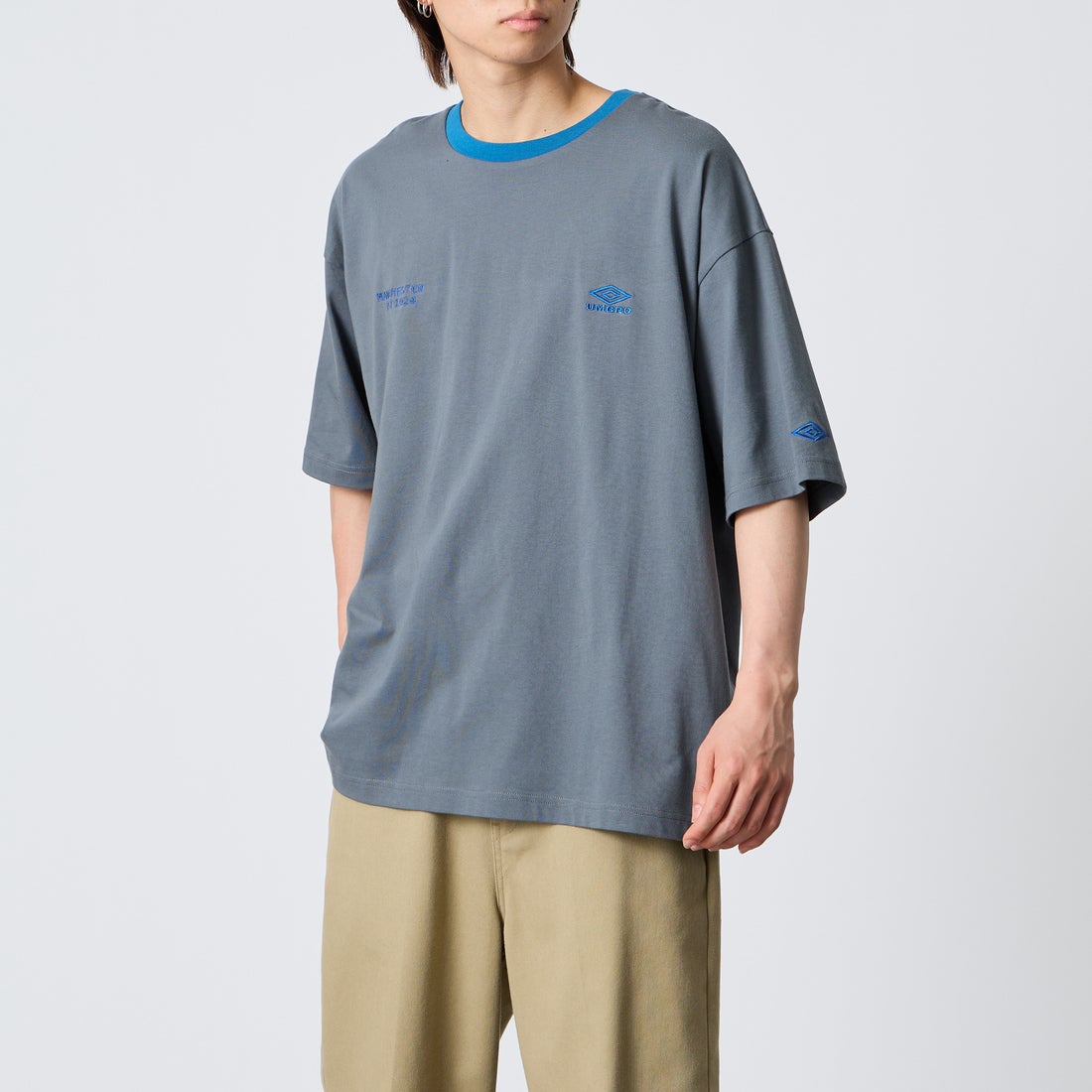 UMBRO [アンブロ] 別注 ワンポイント刺繍ロゴ ショートスリーブTシャツ [UMNK26SS-PO03-JF] CHARCOAL &&モデル身長：177cm 着用サイズ：L&&