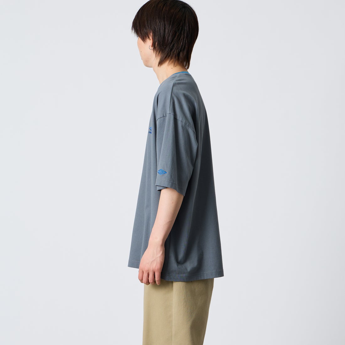 UMBRO [アンブロ] 別注 ワンポイント刺繍ロゴ ショートスリーブTシャツ [UMNK26SS-PO03-JF] CHARCOAL &&モデル身長：177cm 着用サイズ：L&&