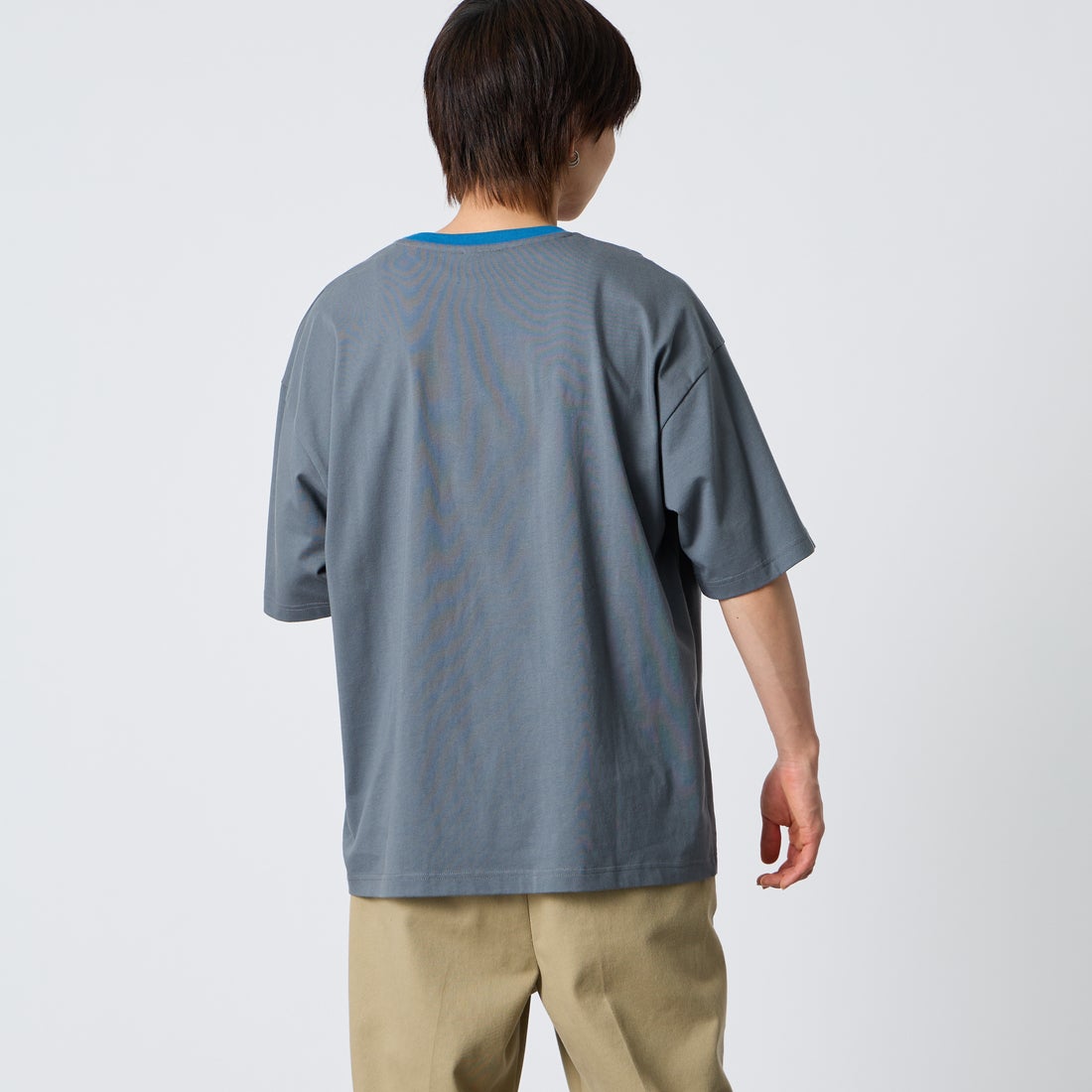 UMBRO [アンブロ] 別注 ワンポイント刺繍ロゴ ショートスリーブTシャツ [UMNK26SS-PO03-JF] CHARCOAL &&モデル身長：177cm 着用サイズ：L&&