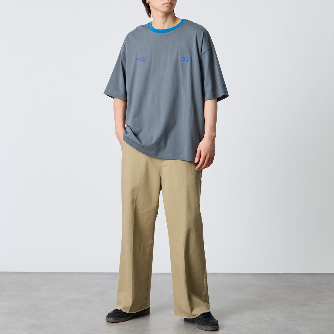 UMBRO [アンブロ] 別注 ワンポイント刺繍ロゴ ショートスリーブTシャツ [UMNK26SS-PO03-JF] CHARCOAL &&モデル身長：177cm 着用サイズ：L&&
