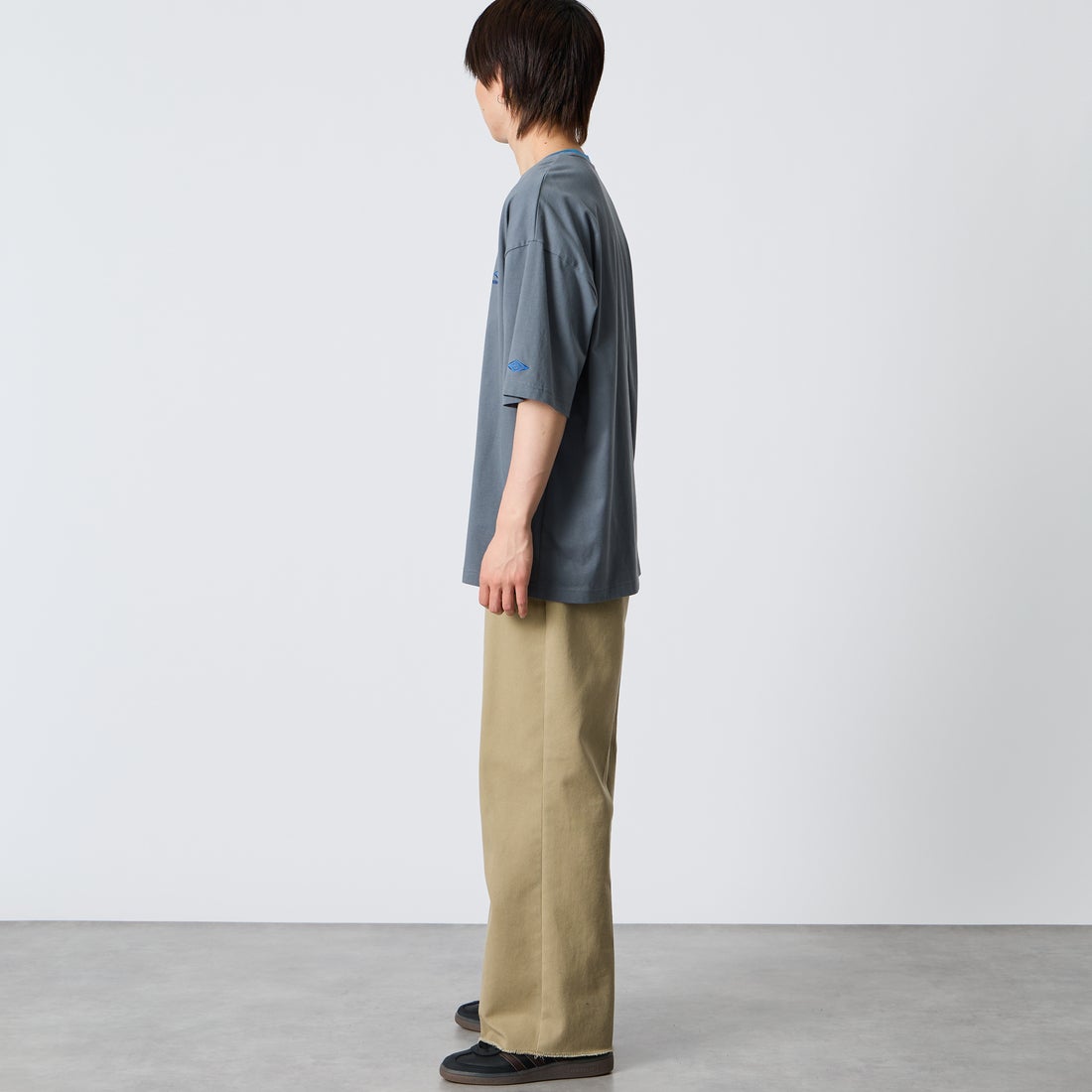 UMBRO [アンブロ] 別注 ワンポイント刺繍ロゴ ショートスリーブTシャツ [UMNK26SS-PO03-JF] CHARCOAL &&モデル身長：177cm 着用サイズ：L&&