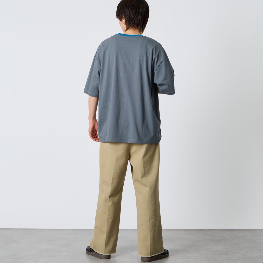 UMBRO [アンブロ] 別注 ワンポイント刺繍ロゴ ショートスリーブTシャツ [UMNK26SS-PO03-JF] CHARCOAL &&モデル身長：177cm 着用サイズ：L&&