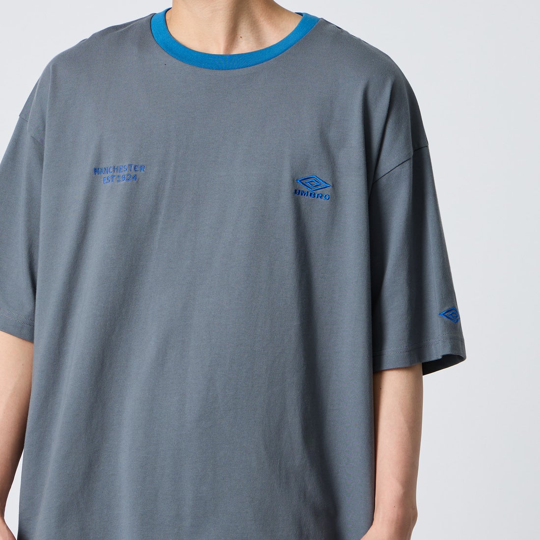 UMBRO [アンブロ] 別注 ワンポイント刺繍ロゴ ショートスリーブTシャツ [UMNK26SS-PO03-JF] CHARCOAL &&モデル身長：177cm 着用サイズ：L&&