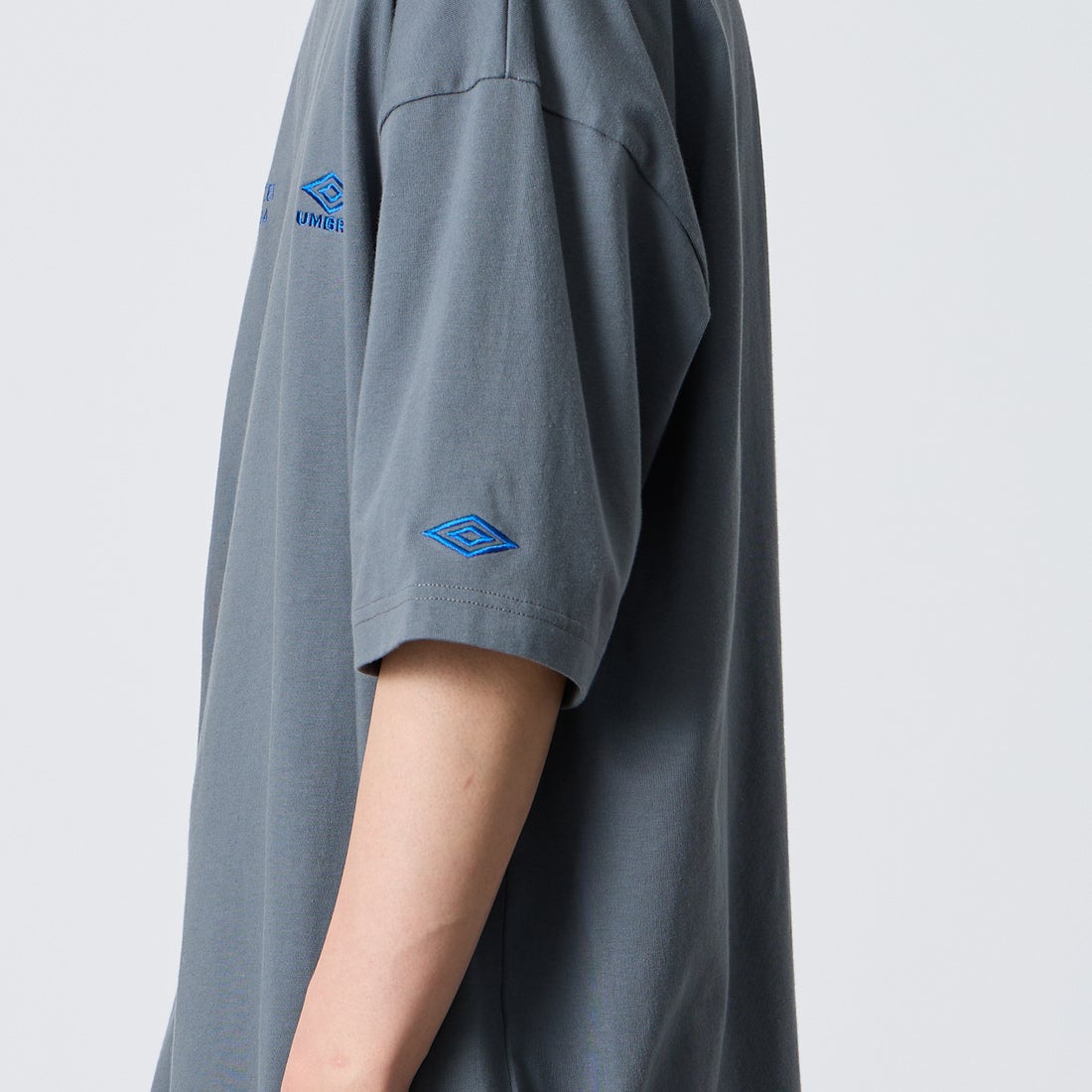 UMBRO [アンブロ] 別注 ワンポイント刺繍ロゴ ショートスリーブTシャツ [UMNK26SS-PO03-JF] CHARCOAL &&モデル身長：177cm 着用サイズ：L&&