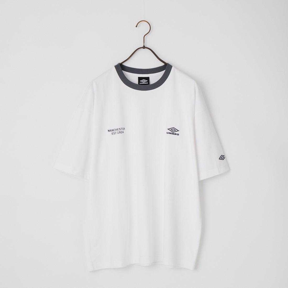 UMBRO [アンブロ] 別注 ワンポイント刺繍ロゴ ショートスリーブTシャツ [UMNK26SS-PO03-JF] WHITE