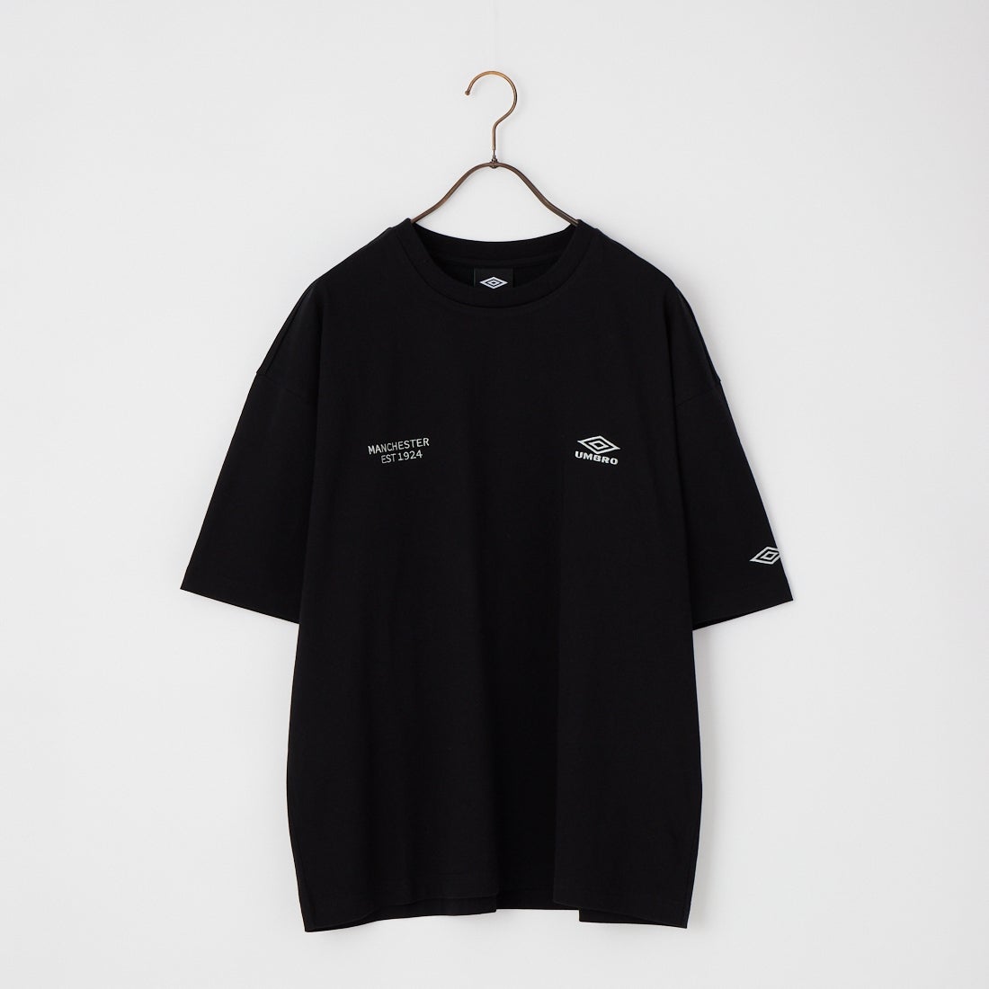 UMBRO [アンブロ] 別注 ワンポイント刺繍ロゴ ショートスリーブTシャツ [UMNK26SS-PO03-JF] BLACK