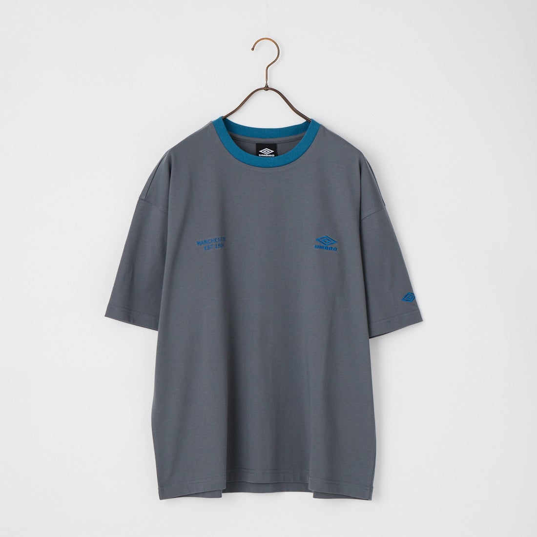 UMBRO [アンブロ] 別注 ワンポイント刺繍ロゴ ショートスリーブTシャツ [UMNK26SS-PO03-JF] CHARCOAL