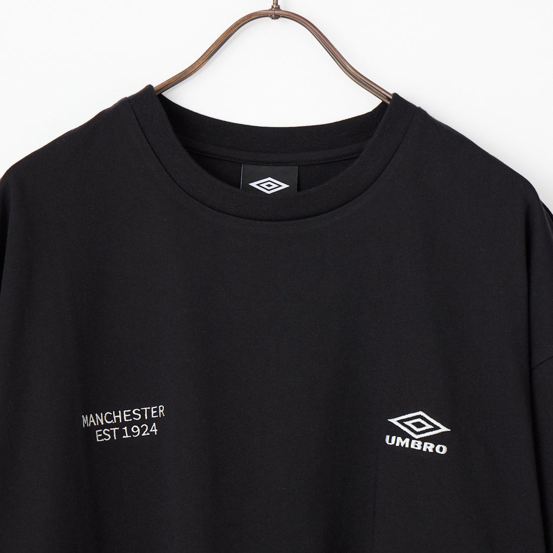 UMBRO [アンブロ] 別注 ワンポイント刺繍ロゴ ショートスリーブTシャツ [UMNK26SS-PO03-JF] BLACK