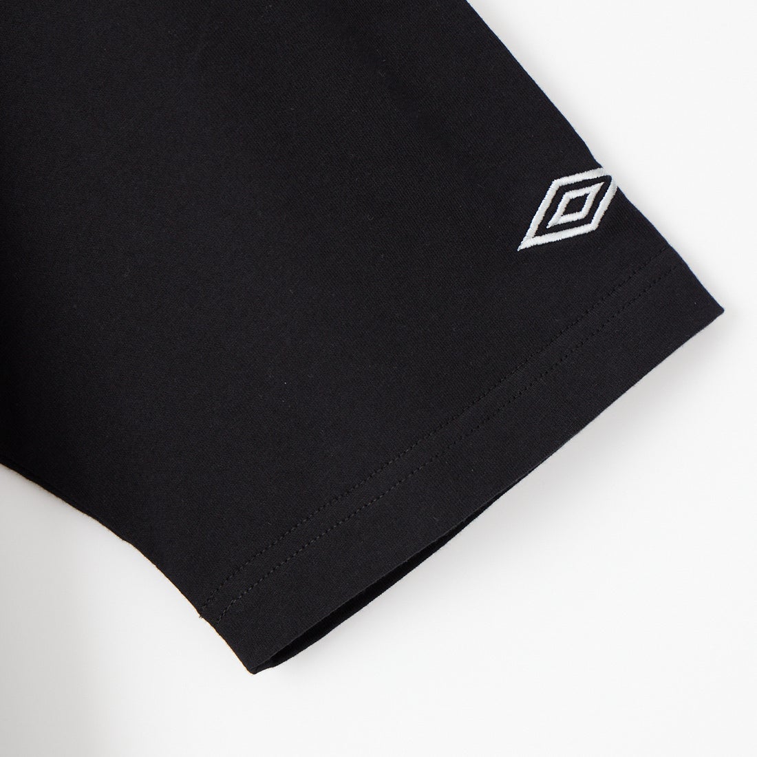 UMBRO [アンブロ] 別注 ワンポイント刺繍ロゴ ショートスリーブTシャツ [UMNK26SS-PO03-JF] BLACK