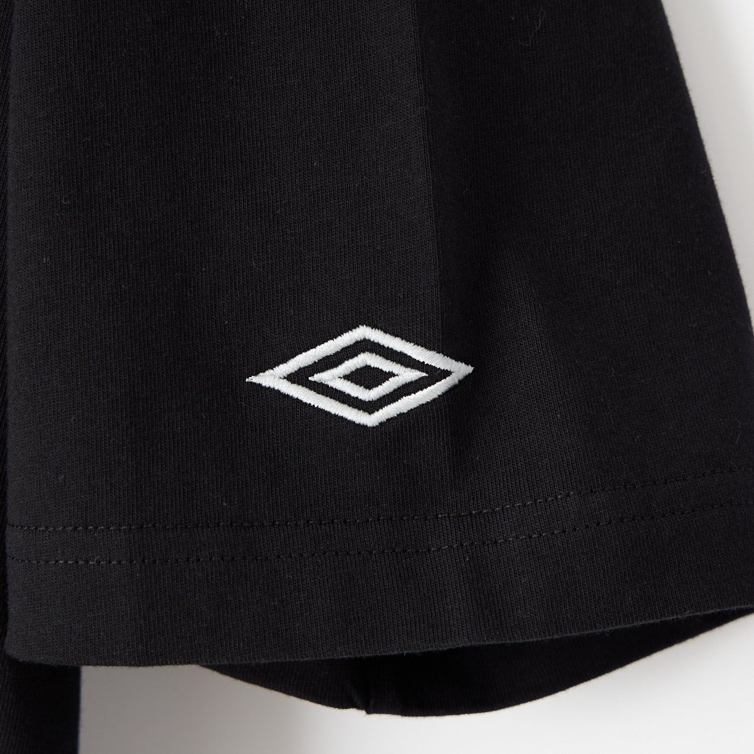 UMBRO [アンブロ] 別注 ワンポイント刺繍ロゴ ショートスリーブTシャツ [UMNK26SS-PO03-JF] BLACK