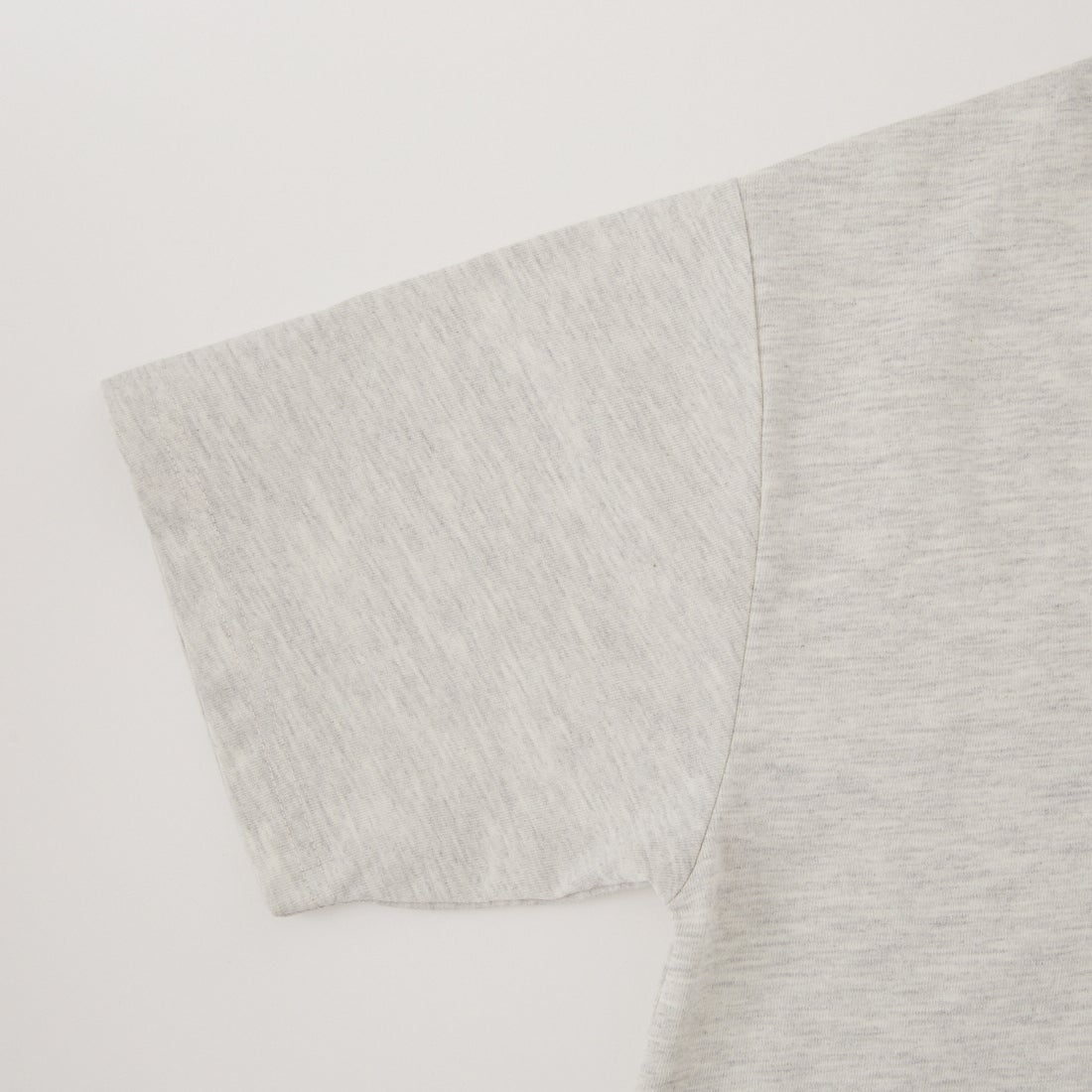 PEANUTS × JEANS FACTORY [ピーナッツ × ジーンズファクトリー] チャーリー・ブラウン / ハート刺繍プリントTシャツ [JFC-262-047] ASH