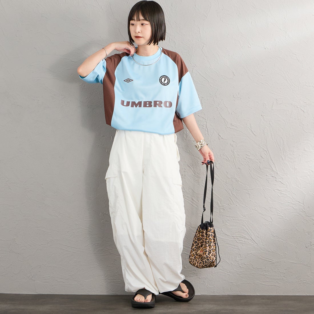 UMBRO [アンブロ] 別注 メッシュ切り替え ゲームシャツ [UMNK26SS-GS01-JF] BLUE &&モデル身長：150cm 着用サイズ：S&&