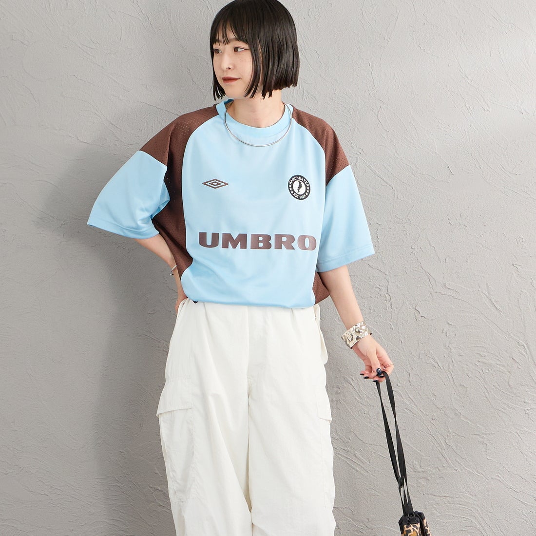 UMBRO [アンブロ] 別注 メッシュ切り替え ゲームシャツ [UMNK26SS-GS01-JF] BLUE &&モデル身長：150cm 着用サイズ：S&&