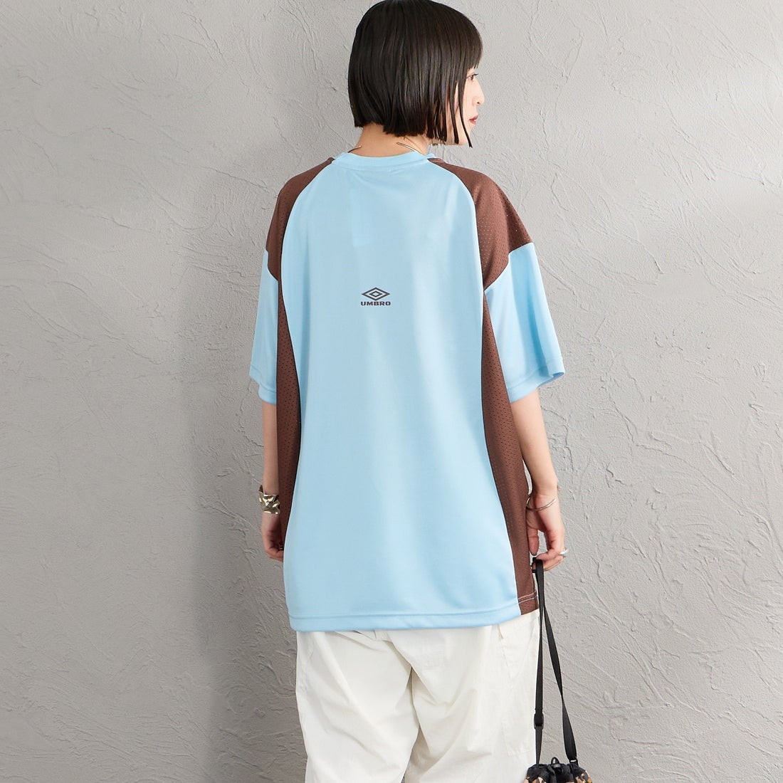 UMBRO [アンブロ] 別注 メッシュ切り替え ゲームシャツ [UMNK26SS-GS01-JF] BLUE &&モデル身長：150cm 着用サイズ：S&&