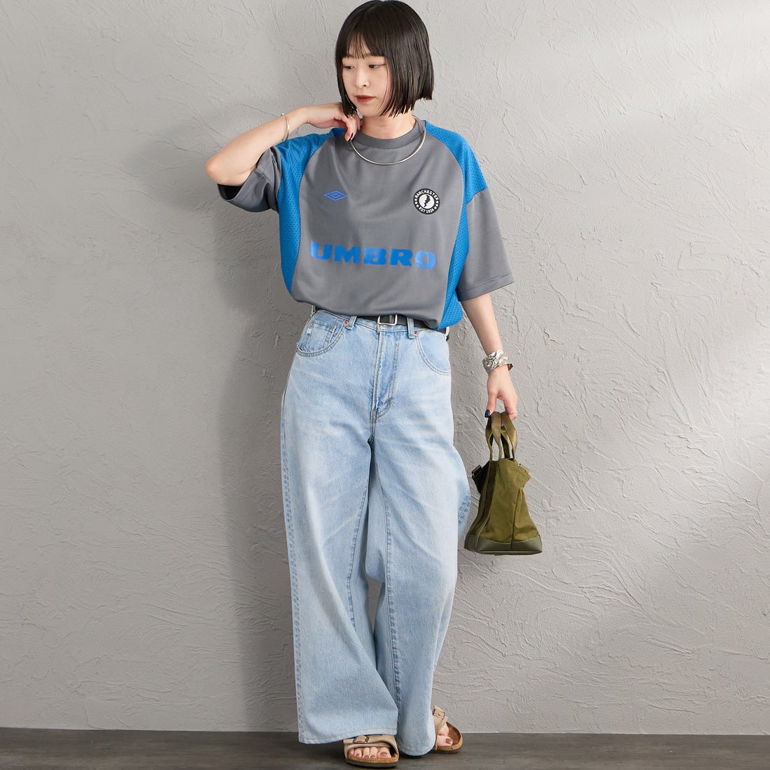 UMBRO [アンブロ] 別注 メッシュ切り替え ゲームシャツ [UMNK26SS-GS01-JF] CHARCOAL &&モデル身長：150cm 着用サイズ：S&&