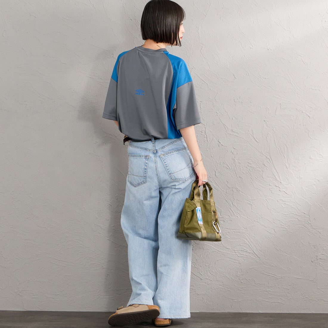 UMBRO [アンブロ] 別注 メッシュ切り替え ゲームシャツ [UMNK26SS-GS01-JF] CHARCOAL &&モデル身長：150cm 着用サイズ：S&&