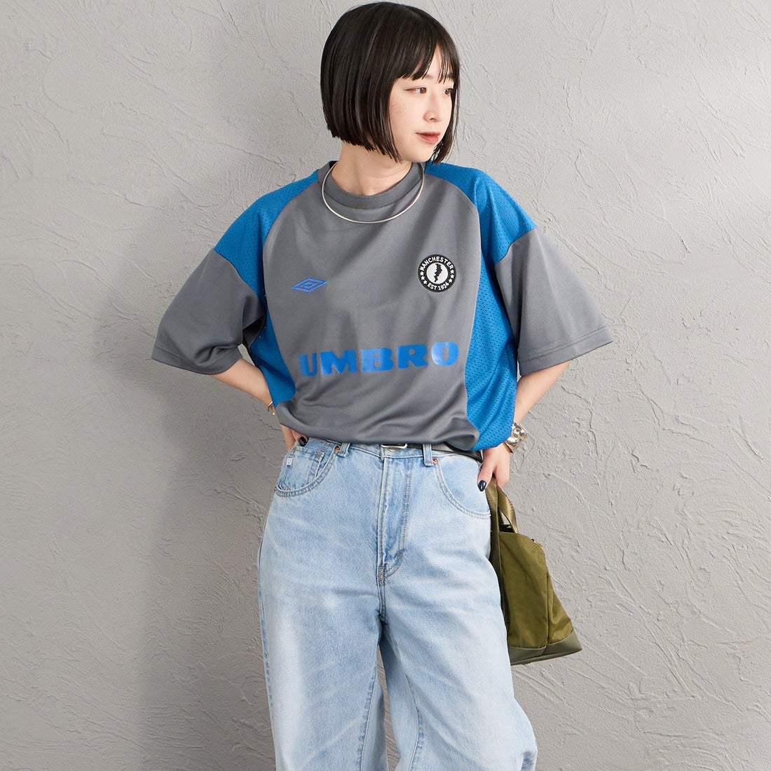 UMBRO [アンブロ] 別注 メッシュ切り替え ゲームシャツ [UMNK26SS-GS01-JF] CHARCOAL &&モデル身長：150cm 着用サイズ：S&&