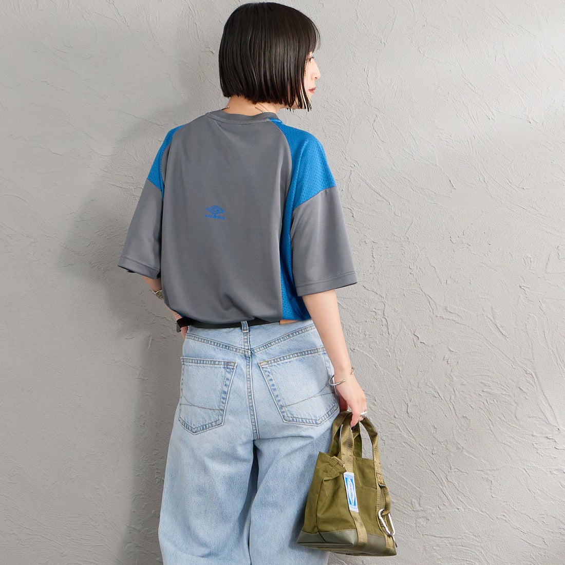 UMBRO [アンブロ] 別注 メッシュ切り替え ゲームシャツ [UMNK26SS-GS01-JF] CHARCOAL &&モデル身長：150cm 着用サイズ：S&&