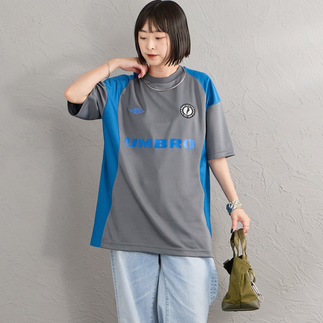 UMBRO [アンブロ] 別注 メッシュ切り替え ゲームシャツ [UMNK26SS-GS01-JF] CHARCOAL &&モデル身長：150cm 着用サイズ：S&&