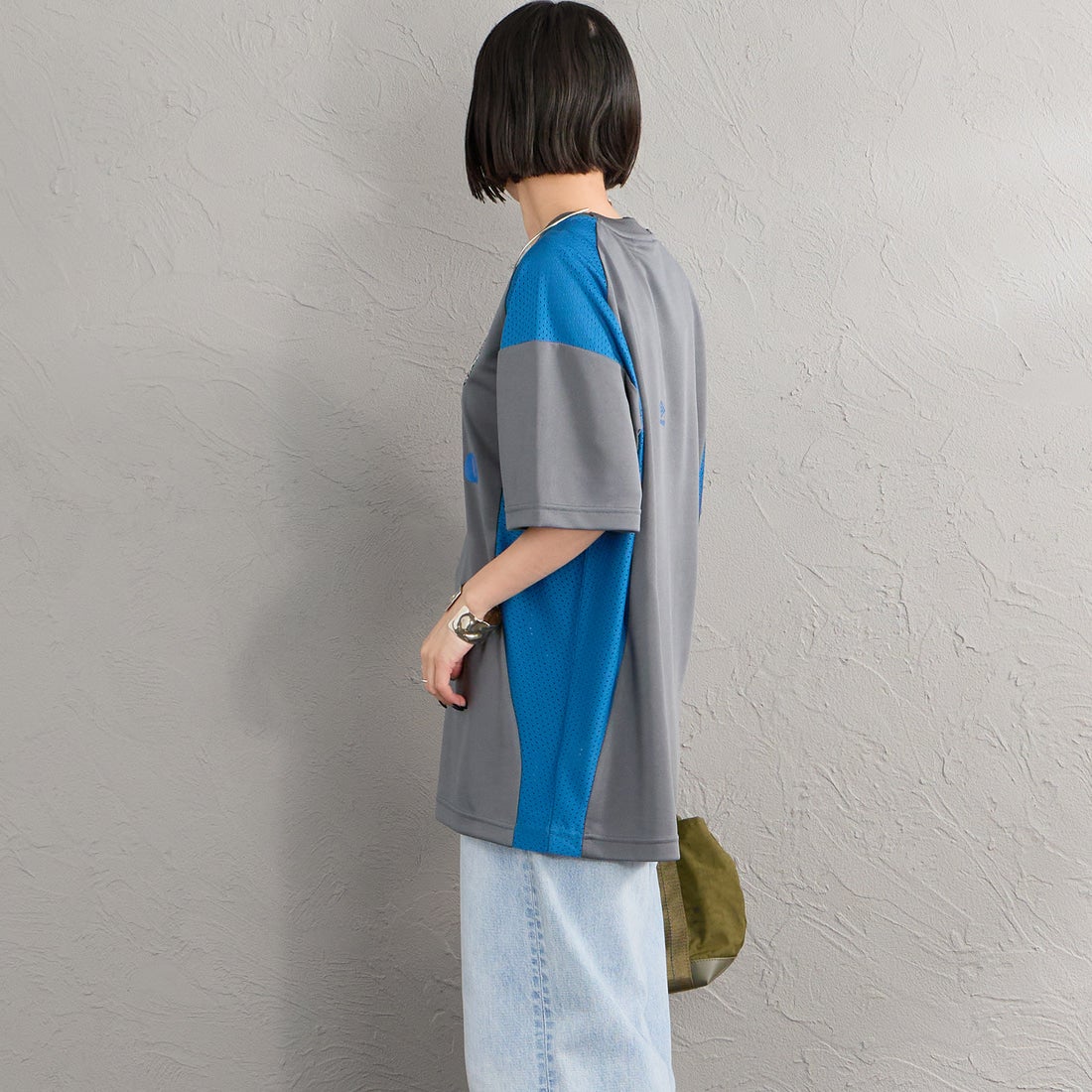 UMBRO [アンブロ] 別注 メッシュ切り替え ゲームシャツ [UMNK26SS-GS01-JF] CHARCOAL &&モデル身長：150cm 着用サイズ：S&&