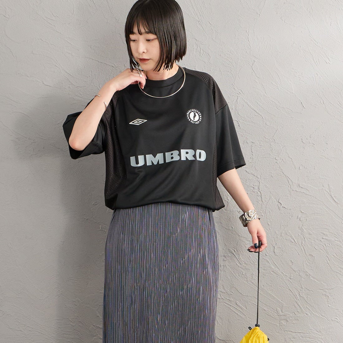 UMBRO [アンブロ] 別注 メッシュ切り替え ゲームシャツ [UMNK26SS-GS01-JF] BLACK &&モデル身長：150cm 着用サイズ：S&&