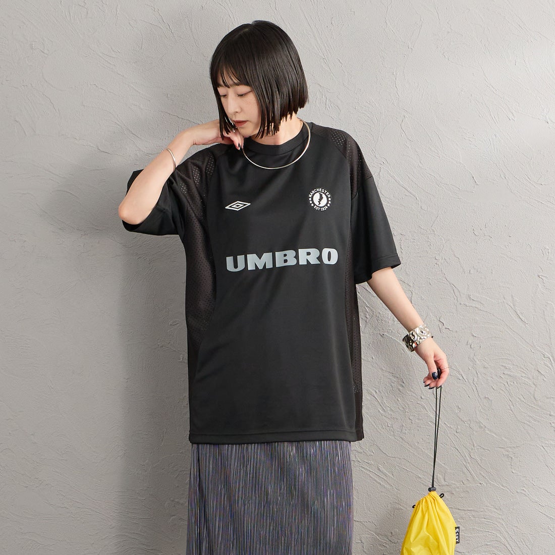 UMBRO [アンブロ] 別注 メッシュ切り替え ゲームシャツ [UMNK26SS-GS01-JF] BLACK &&モデル身長：150cm 着用サイズ：S&&