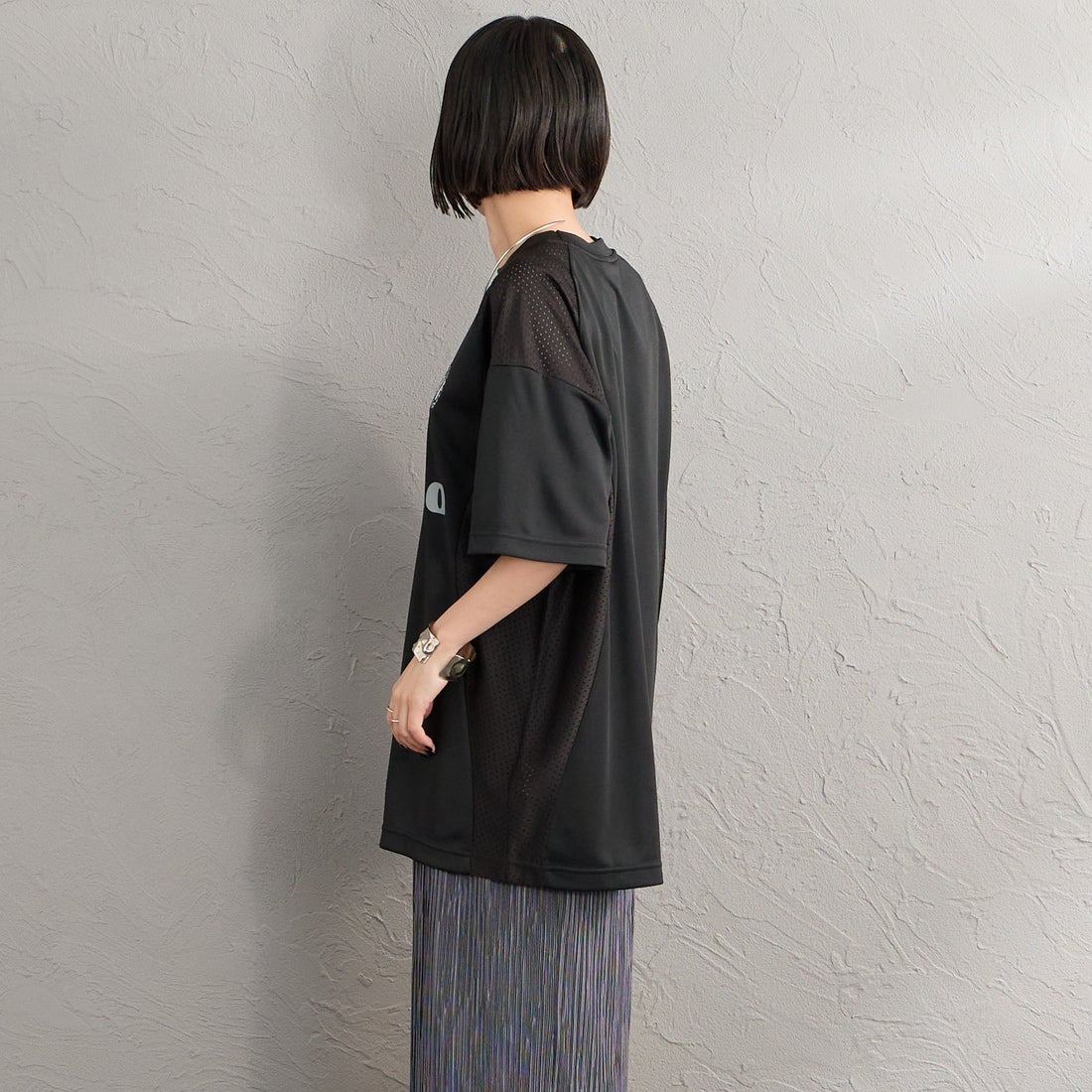 UMBRO [アンブロ] 別注 メッシュ切り替え ゲームシャツ [UMNK26SS-GS01-JF] BLACK &&モデル身長：150cm 着用サイズ：S&&