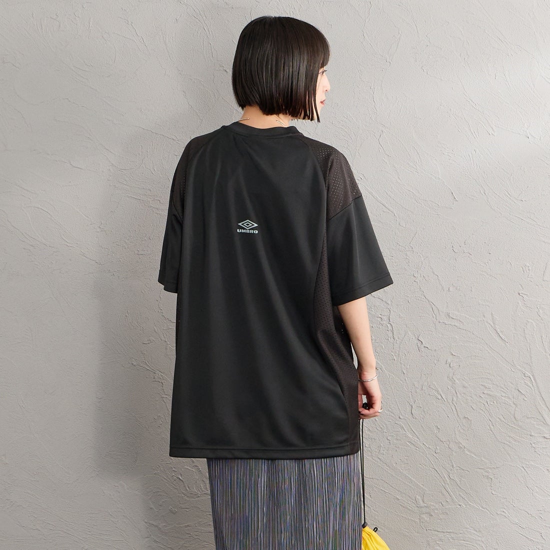 UMBRO [アンブロ] 別注 メッシュ切り替え ゲームシャツ [UMNK26SS-GS01-JF] BLACK &&モデル身長：150cm 着用サイズ：S&&