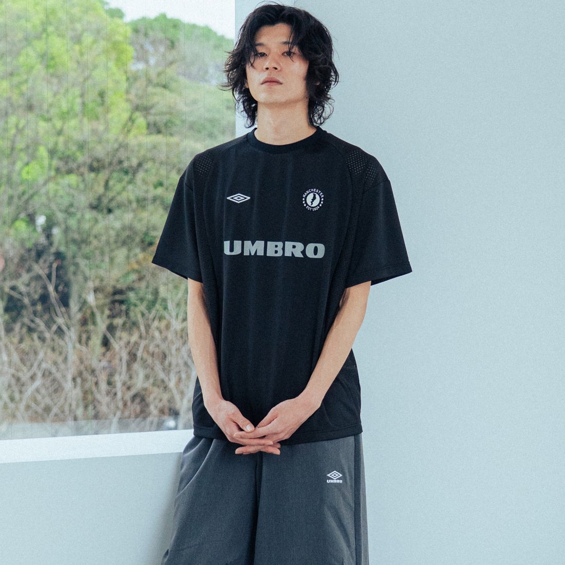 UMBRO [アンブロ] 別注 メッシュ切り替え ゲームシャツ [UMNK26SS-GS01-JF] BLACK &&モデル身長：182cm 着用サイズ：L&&