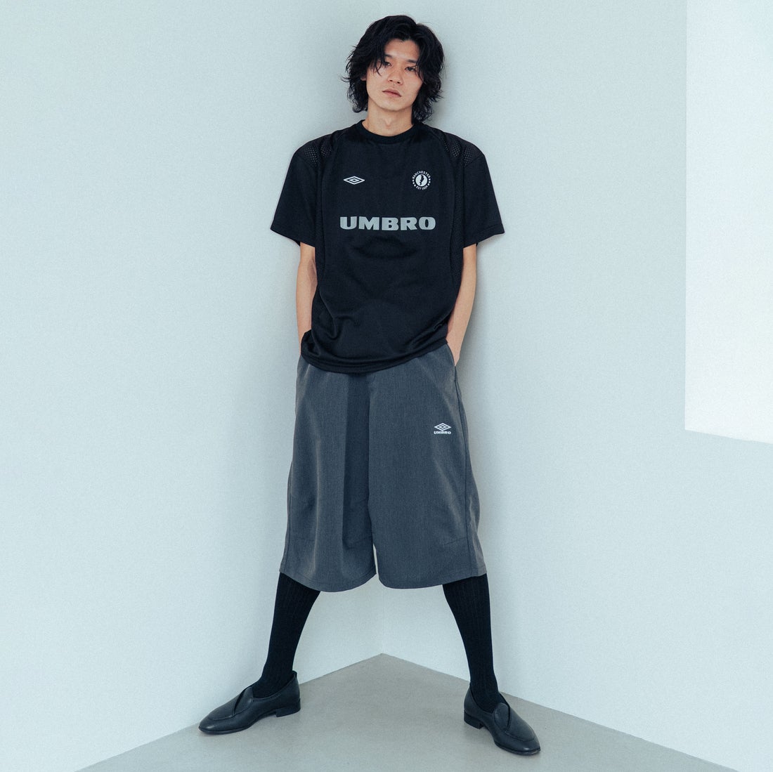 UMBRO [アンブロ] 別注 メッシュ切り替え ゲームシャツ [UMNK26SS-GS01-JF] BLACK &&モデル身長：182cm 着用サイズ：L&&