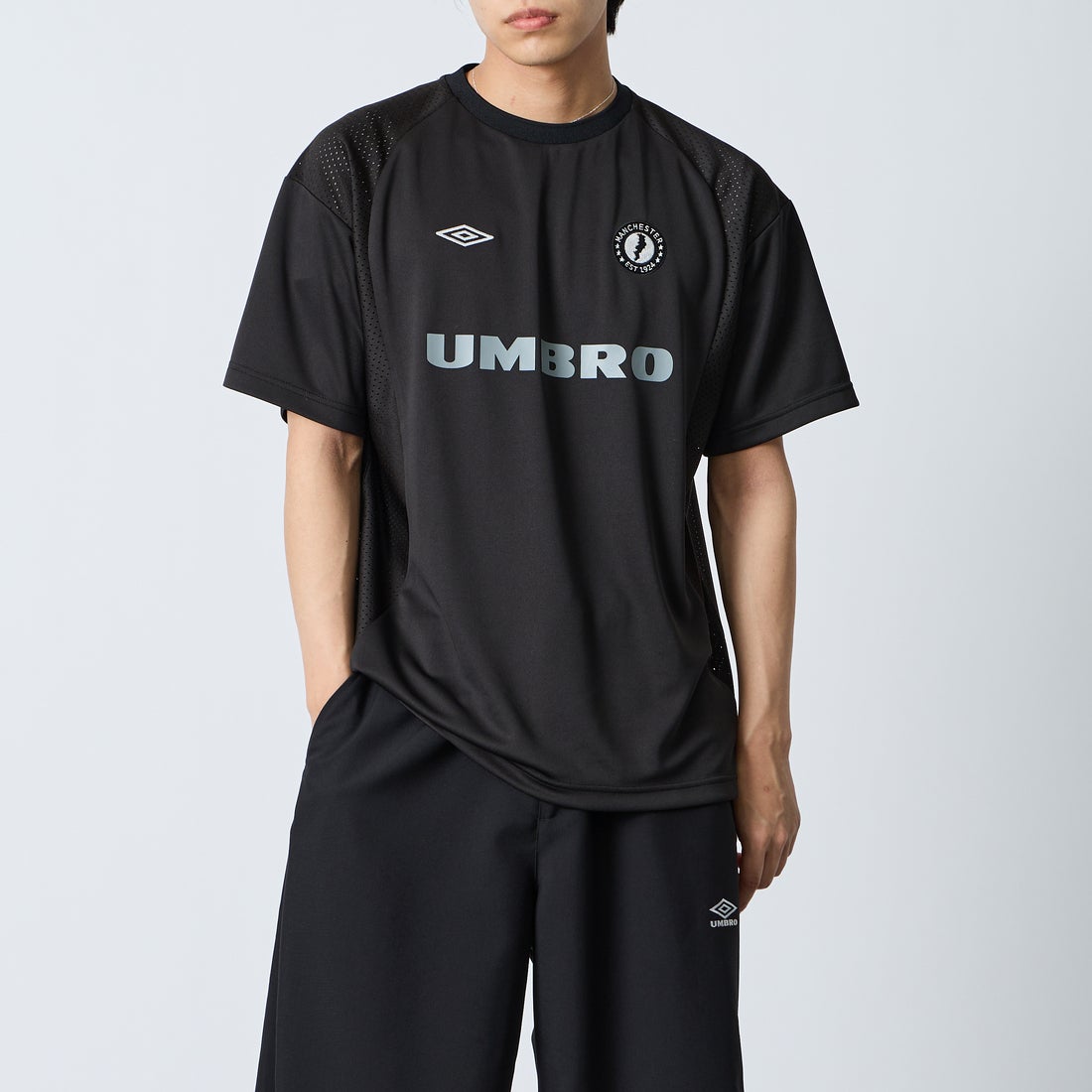 UMBRO [アンブロ] 別注 メッシュ切り替え ゲームシャツ [UMNK26SS-GS01-JF] BLACK &&モデル身長：179cm 着用サイズ：L&&