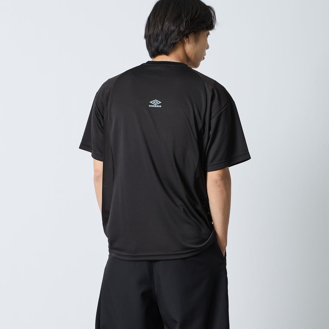 UMBRO [アンブロ] 別注 メッシュ切り替え ゲームシャツ [UMNK26SS-GS01-JF] BLACK &&モデル身長：179cm 着用サイズ：L&&
