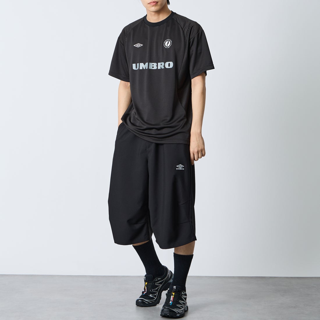 UMBRO [アンブロ] 別注 メッシュ切り替え ゲームシャツ [UMNK26SS-GS01-JF] BLACK &&モデル身長：179cm 着用サイズ：L&&