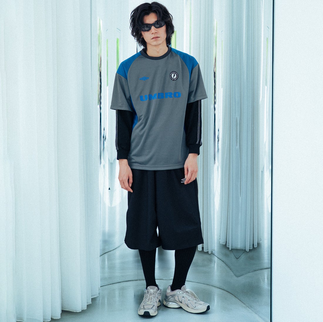 UMBRO [アンブロ] 別注 メッシュ切り替え ゲームシャツ [UMNK26SS-GS01-JF] CHARCOAL &&モデル身長：182cm 着用サイズ：L&&