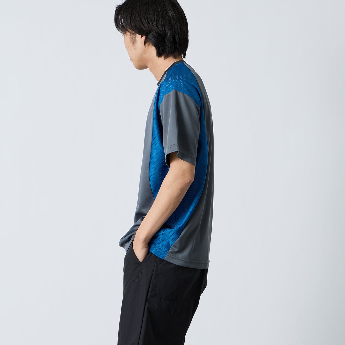 UMBRO [アンブロ] 別注 メッシュ切り替え ゲームシャツ [UMNK26SS-GS01-JF] CHARCOAL &&モデル身長：179cm 着用サイズ：L&&