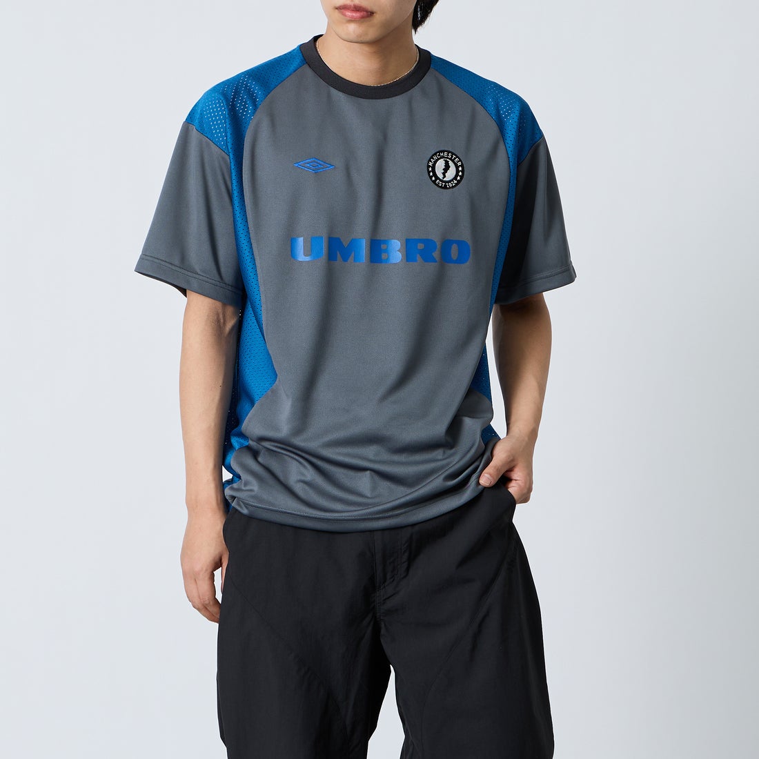 UMBRO [アンブロ] 別注 メッシュ切り替え ゲームシャツ [UMNK26SS-GS01-JF] CHARCOAL &&モデル身長：179cm 着用サイズ：L&&