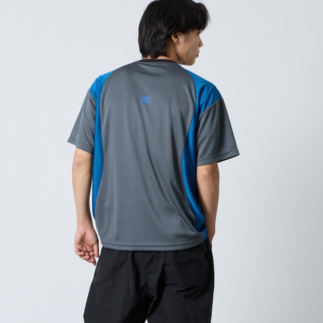 UMBRO [アンブロ] 別注 メッシュ切り替え ゲームシャツ [UMNK26SS-GS01-JF] CHARCOAL &&モデル身長：179cm 着用サイズ：L&&