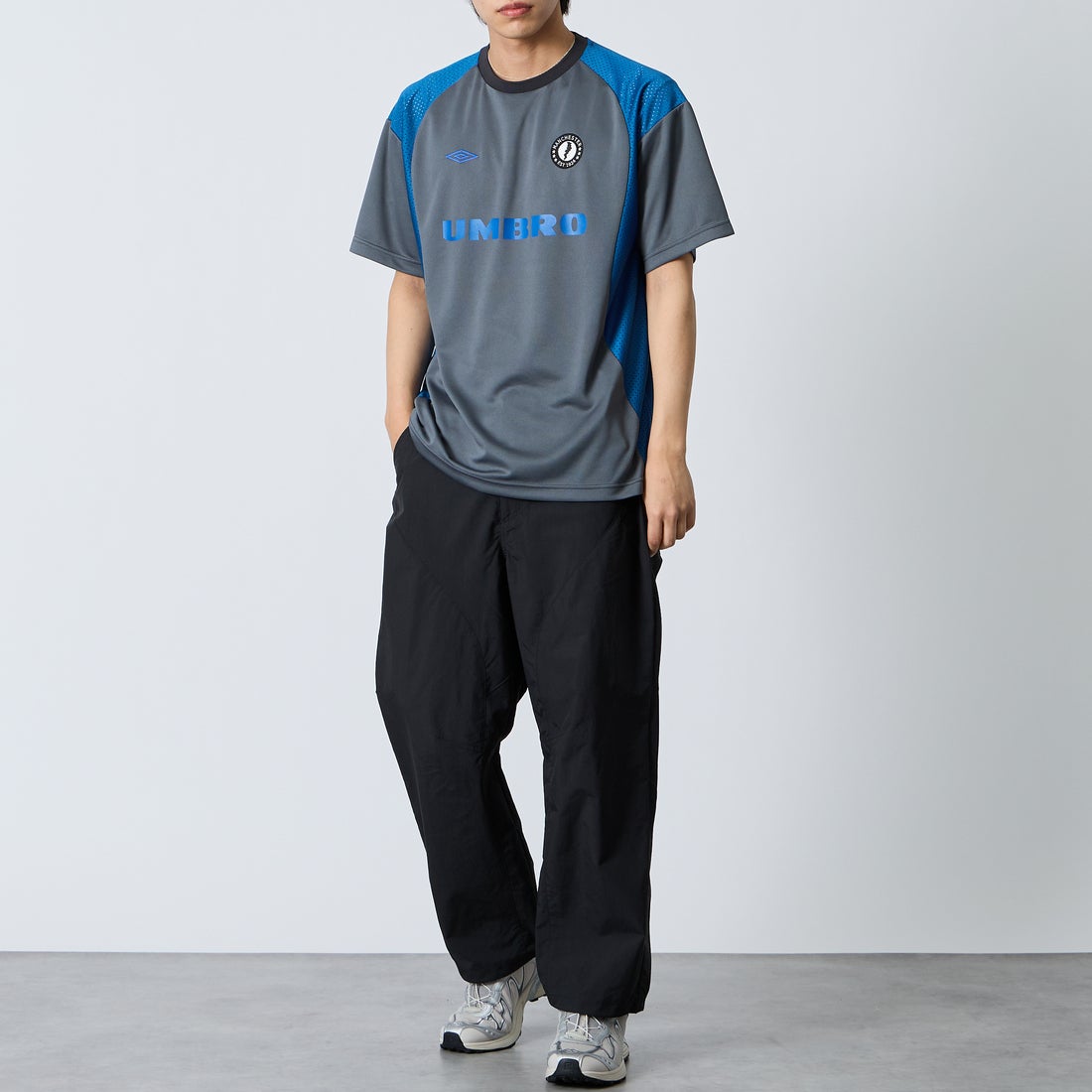 UMBRO [アンブロ] 別注 メッシュ切り替え ゲームシャツ [UMNK26SS-GS01-JF] CHARCOAL &&モデル身長：179cm 着用サイズ：L&&