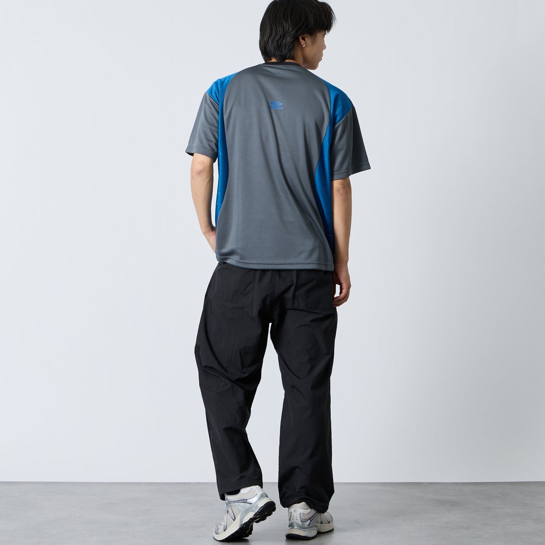 UMBRO [アンブロ] 別注 メッシュ切り替え ゲームシャツ [UMNK26SS-GS01-JF] CHARCOAL &&モデル身長：179cm 着用サイズ：L&&