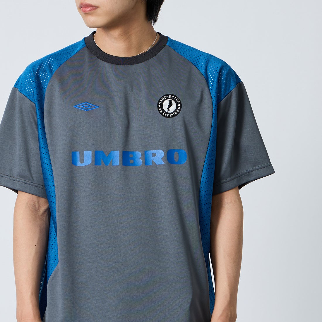 UMBRO [アンブロ] 別注 メッシュ切り替え ゲームシャツ [UMNK26SS-GS01-JF] CHARCOAL &&モデル身長：179cm 着用サイズ：L&&