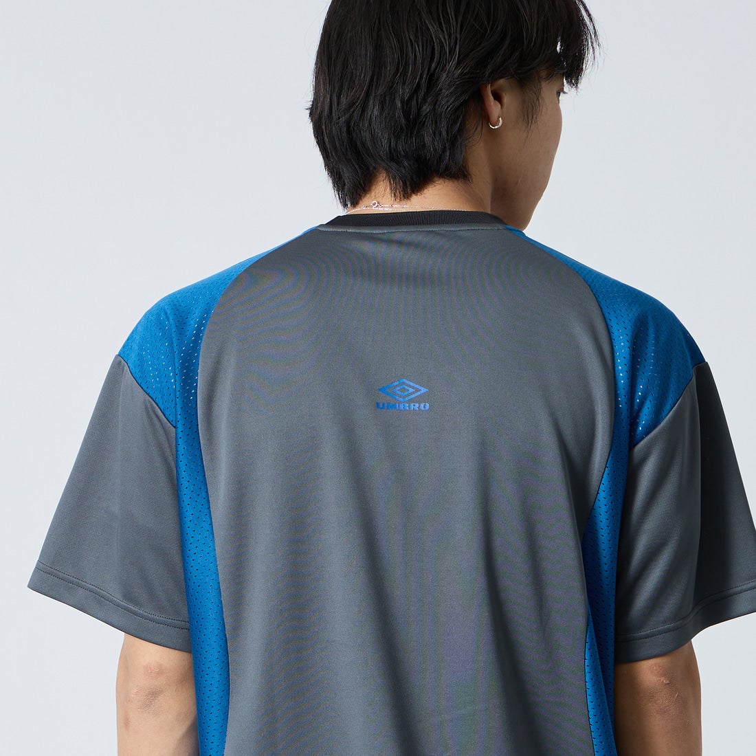 UMBRO [アンブロ] 別注 メッシュ切り替え ゲームシャツ [UMNK26SS-GS01-JF] CHARCOAL &&モデル身長：179cm 着用サイズ：L&&