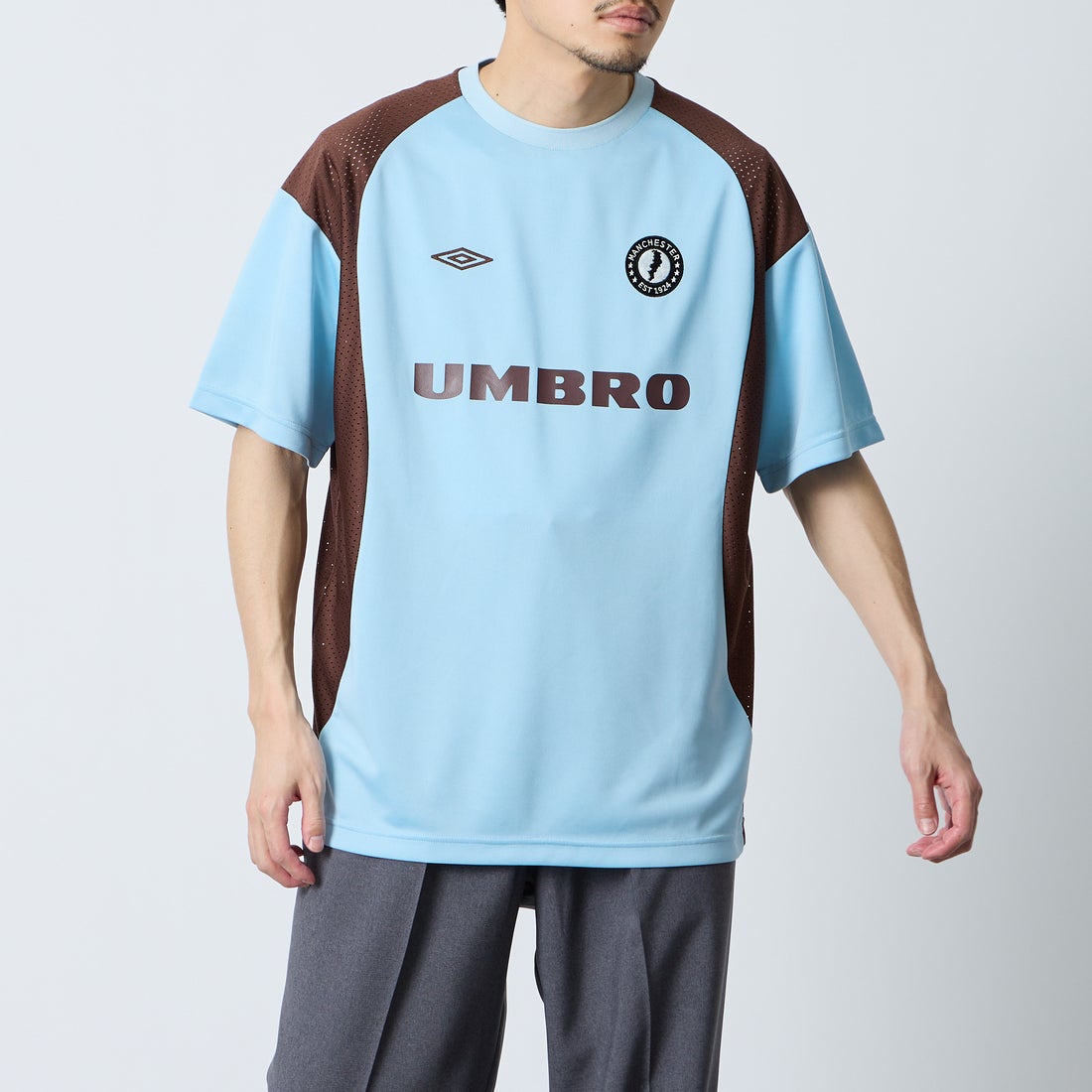 UMBRO [アンブロ] 別注 メッシュ切り替え ゲームシャツ [UMNK26SS-GS01-JF] BLUE &&モデル身長：168cm 着用サイズ：L&&